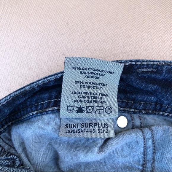 Silver Women’s Suki Surplus Flare Raw Hem Dark Wash Mid Rise Jeans W32/L32 - Picture 15 of 15